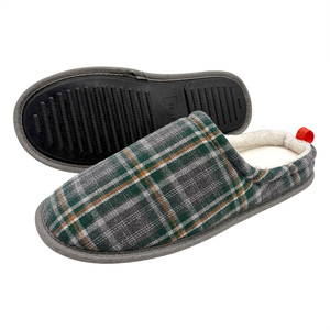 Chaussons d'hiver pour hommes en tissu écossais avec mousse à mémoire de forme et doublure en polaire douce, pantoufles décontractées à enfiler pour la maison - Product Image 2