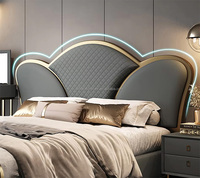 Nouveau style de lit en cuir avec tête de lit à fleurs Lit à cadre en acier inoxydable doré de luxe Lits doubles personnalisés de taille King Up-Holstered