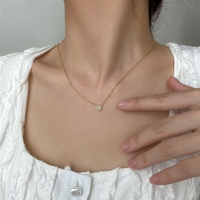 Collier Bowei délicat avec petit diamant rond vert pour femme, style créateur, court
