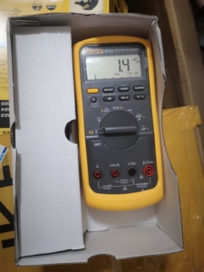 Multimètre professionnel FL UKE 87V True RMS avec précision (0,5%+3%) pour l'enregistrement de données de tension et de courant CA 1000V - Product Image 2