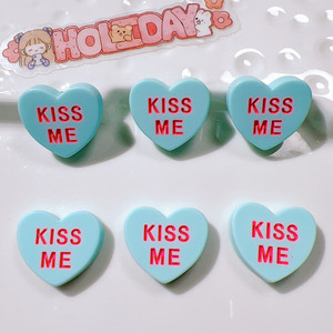 100 pièces/sac mat coeur forme Kiss Me résine breloques pour <span class=keywords><strong>Slime</strong></span> Mobile étui porte-clés bricolage artisanat décoration - Product Image 6