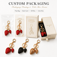 Porte-clés en métal en forme de fraise mignonne, breloque de sac, pendentif en alliage plaqué or, accessoires pour clés de voiture pour femmes, vente en gros OEM