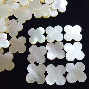 Precio de fábrica Calidad superior Natura White MOP Lucky Four Leaf Clover Natural Mother of Pearl Stones Flower Cut - Product Image 4