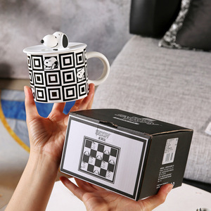 Taza de Cerámica con Diseño de Tablero de Ajedrez Blanco y Negro de Snoopy, con Tapa con Figura de Snoopy, Taza de Café para Parejas con Tapas de Muñecas, <span class=keywords><strong>Caja</strong></span> de Regalo - Product Image 5