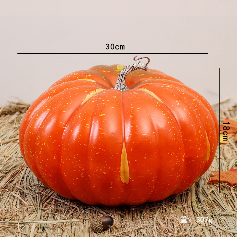 Calabaza corta, de 30 cm, color naranja, con pétalos grandes y de forma regordeta.