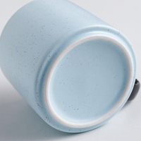 Benutzer definierte 13oz minimalist ische blau gelb rosa weiß Keramik gesprenkelte Kaffeetasse mit schwarzem Griff