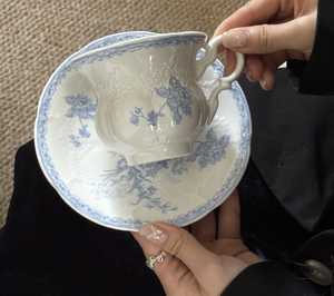 Juego de Vajilla de Cerámica con Relieve Floral Azul Vintage – Elegantes Platos de Porcelana, Soporte para Pasteles, Vajilla para Regalo de Boda - Product Image 5