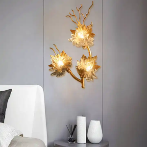 Applique murale moderne feuille d'érable dorée avec corps en cristal LED et branche de cuivre Nouveau design pour fond de chevet de salon - Product Image 1