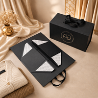 Boîte cadeau personnalisée OEM pour vêtements, en carton rigide noir mat, avec fermeture magnétique pliable, logo en feuille d'or pour homme, poignée en ruban, livraison plate