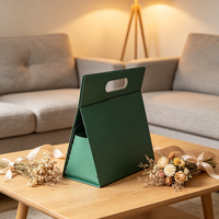 Boîtes cadeaux rigides monobloc en matériaux recyclés, personnalisables avec logo, vernis UV sélectif, finition mate, portables, avec éponge et gaufrage triangulaire en papier