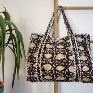 Grand <span class=keywords><strong>Sac</strong></span> Fourre-Tout Floral Réversible en Coton Matelassé Personnalisé <span class=keywords><strong>Rose</strong></span> Blanc Gris à Imprimé Artisanal - Product Image 3