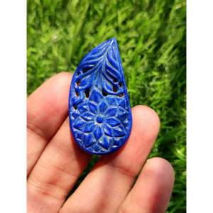 Colgante Tallado en Piedra de Lapislázuli con Diseño Floral Mughal: Un Tributo al Patrimonio y la Armonía, Collar de Piedras Preciosas - Product Image 1