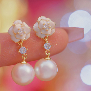 Orecchini Pendenti con Fiore di Camelia, Zirconi e Perle Simulate per Donne, Gioielli Eleganti e Delicati alla Moda - Product Image 3