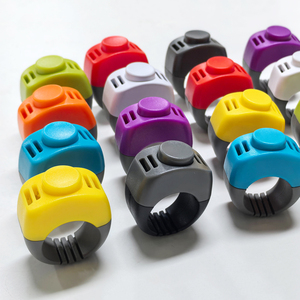 Tragbarer Fingerring-Klicker im Neuen Stil in Verschiedenen Farben für das Training von Hunden und Pferden zum Stoppen des Bellens - Product Image 1