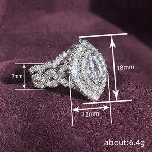 Anello in Oro Bianco con Diamante Taglio Marquise, Diamante Naturale per Fidanzamento, Colore D, con Pietre Laterali per Donna - Product Image 4