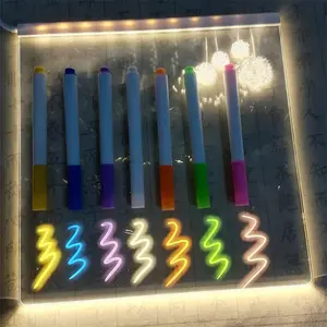 クリエイティブな7色の光る製図板は、子供の誕生日のクリスマスギフトのための7つのペンが付いている常夜灯USBメッセージボードを導きました
