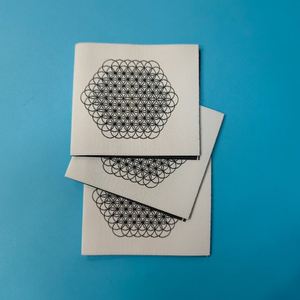 Étiquettes tissées en polyester entièrement personnalisables, pliées au centre, écologiques, à faible MOQ, de luxe, pour vêtements - Product Image 1