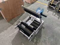 Machine d'étiquetage de bouteilles rondes manuelle semi-automatique pour étiquette autocollante