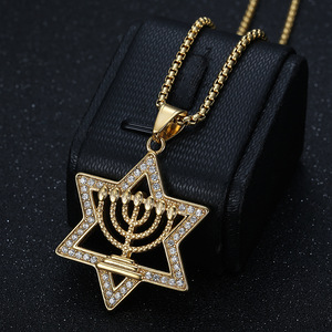 Elegante Collana a Tema Menorah con Zirconi, Placcata Oro, Lavorazione Intricata, Lucida, Resistente e Levigata - Product Image 1