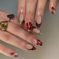 Faux ongles courts en forme d'amande avec motif de rayures dorées 3D et perles, faux ongles fleuris, pointes d'ongles en acrylique à coller