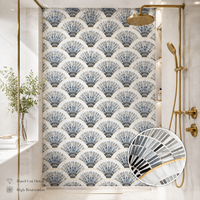 Mosaïque de verre sectorielle irisée de luxe, carreaux de vitrail festonnés en forme d'éventail sur mesure pour la décoration de fond de bar, club, hôtel, hall d'entrée