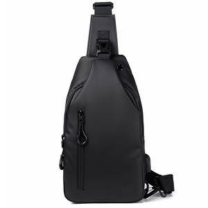 Bolsos de Pecho Negros de Moda para Hombre, Bolsos Cruzados Negros Impermeables para Deportes al Aire Libre con Cargador USB - Product Image 5
