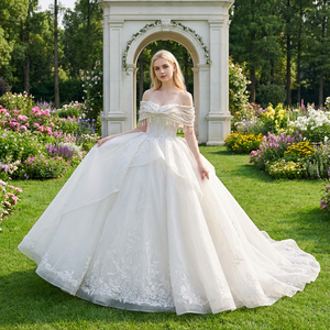 Robe de mariée moderne et élégante Xs246, coupe princesse, dos nu, traîne chapelle, longueur ras du sol, avec appliques en dentelle et perles de cristal - Product Image 1