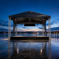 Plateforme de scène en alliage d'aluminium antidérapante noire 4x4 pieds, design double couche élégant pour concert DJ, capacité de charge de 750 kg, utilisation en extérieur