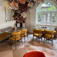 Chaise de restaurant d'hôtel moderne et confortable avec dossier en tissu incurvé et structure en bois pour mobilier de café commercial et salon de thé