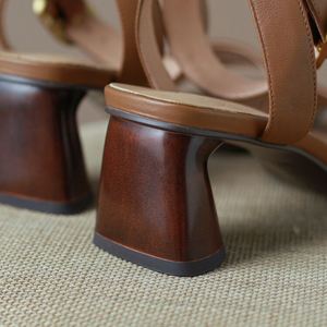 Sandales d'été élégantes et sexy pour femmes, en cuir, à bout carré, talon épais de 6 cm, avec bride à la cheville et boucle, tendance mode - Product Image 5