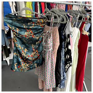 Vente en gros d'usine de robes décontractées de haute qualité pour femmes T-shirts à la mode emballage mixte livraison aléatoire vêtements d'occasion en balles - Product Image 1