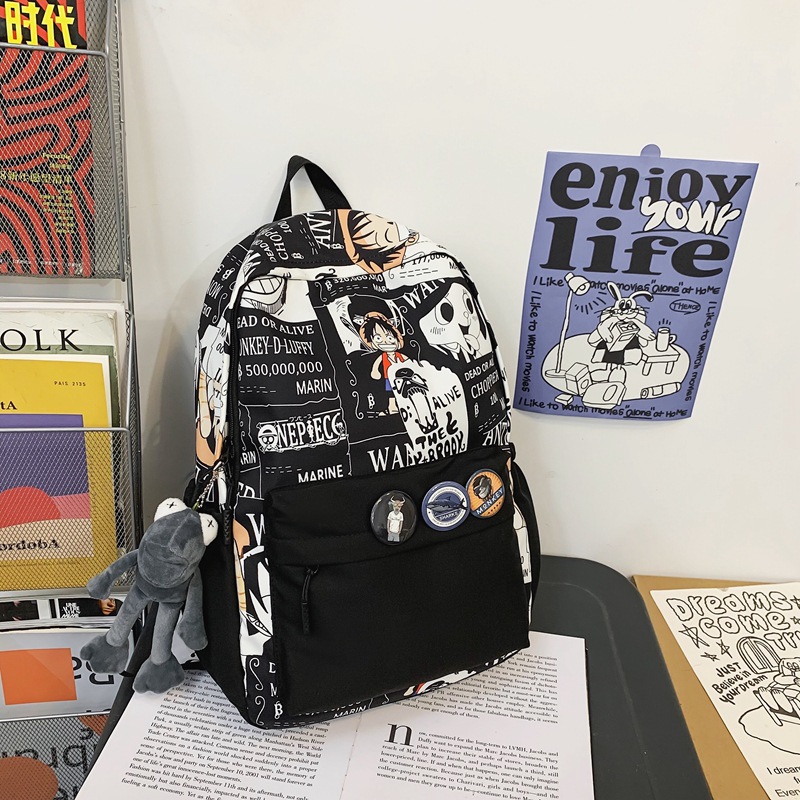 Mochila negra + colgante + badge2