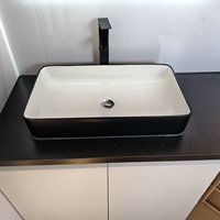 Maison préfabriquée en conteneur à 2 étages en gros, maison modulaire moderne avec terrasse extérieure et toit-terrasse, prête à être expédiée