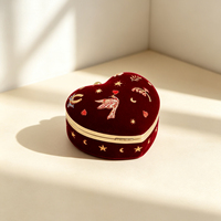 Boîte à bijoux en velours bordeaux personnalisée avec fermoir métallique, broderie d'oiseau et de cœur, pour ranger bracelets et colliers, avec logo