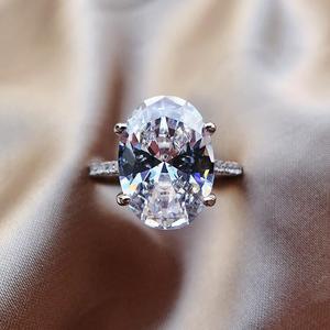 Anello di fidanzamento classico da donna in oro bianco con diamante naturale taglio ovale F680 colore D - Product Image 2
