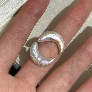 Pendientes de Plata de Ley S925 con Perlas, Diseño Retro Vintage de Luna, Joyería de Nicho Simple, Moderna y Refrescante - Product Image 1