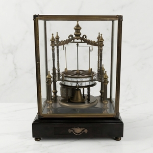 Reloj de Mesa Mecánico de Estilo Retro Grande, Color Bronce Antiguo, con Base de Cajón y Mecanismo de Bola Voladora SwingTwine Remontoir - Product Image 1