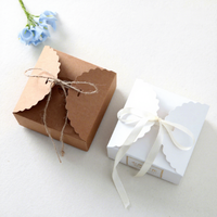 Dossiers cadeaux personnalisés en carton écologique brun et blanc, bord festonné, avec ficelle/lien, marque Huicai, fabriqués en Chine pour les fêtes de mariage