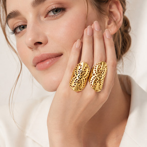 <span class=keywords><strong>Bague</strong></span> large minimaliste ajourée pour <span class=keywords><strong>femme</strong></span>, en acier inoxydable plaqué or 18 carats, texturée irrégulièrement, style statement, bijou - Product Image 3