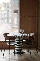 Table ronde moderne en MDF avec chaises noires, design contemporain, mobilier d'hôtel durable, usage commercial, couleur et taille personnalisables