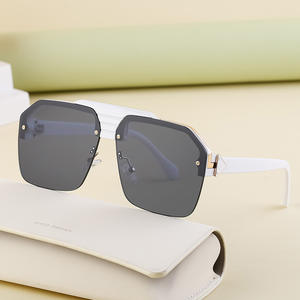 Gafas de sol extragrandes estilo retro punk para hombre, UV400, montura de metal y PC, lentes negras, a la moda, para conducir, protección solar, viajes y fiestas. - Product Image 3