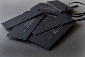 Großhandel individuelles Logo weich gefühlter Papier-Etiketten Dicke schwarzer Karton Aufhänger-Etiketten für Kleidung - Product Image 5