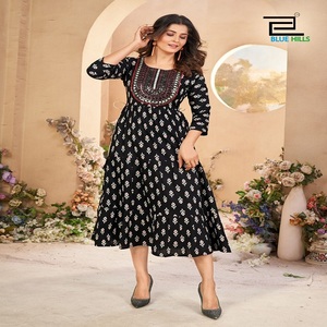 Dernière robe Kurtis moderne imprimée en rayonne avec broderie Kurtis pour dames de fournisseur indien - Product Image 1
