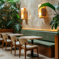 Ensemble de mobilier de restaurant, tables de café en bois avec dessus texturés, chaises en bois avec dossier en rotin et canapé en tissu vert pour café