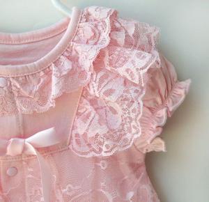 Vêtements pour bébés en gros à prix abordable – Barboteuse rose à volants en dentelle pour bébés et nourrissons - Product Image 3