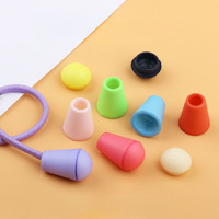 Ajusteur de cordon en plastique noir de forme elliptique avec texture rainurée pour le serrage de cordes et de sangles