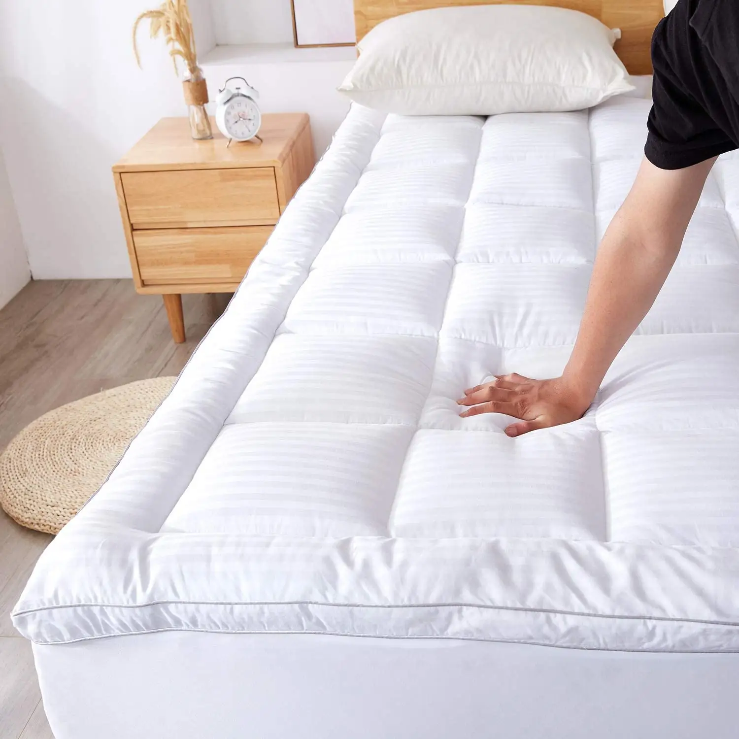 Customized color 100% polyester mattress topper pad bed silicone gel mattress topper for home hotel