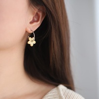 Anting-anting gantung bunga putar berlapis emas 18K dari baja tahan karat dua warna untuk wanita dan perempuan