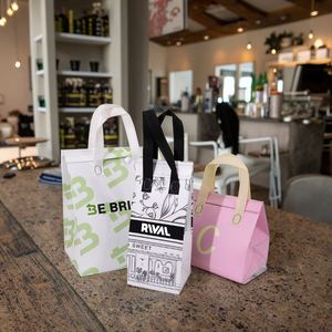 Sacs isothermes réutilisables personnalisés avec logo et design - Sacs isothermes non tissés pour aliments, sacs à café à emporter - Product Image 1