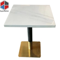 Grande table carrée d'extérieur en marbre naturel avec base dorée et noire